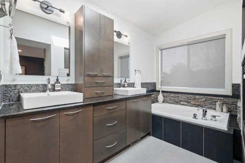 2042 49 Avenue Sw, Calgary, AB - Indoor Photo Showing Bathroom