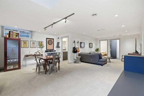 2042 49 Avenue Sw, Calgary, AB - Indoor