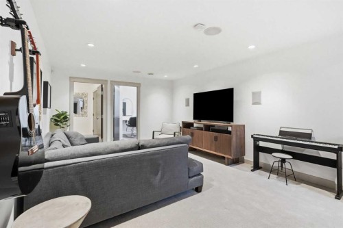 2042 49 Avenue Sw, Calgary, AB - Indoor