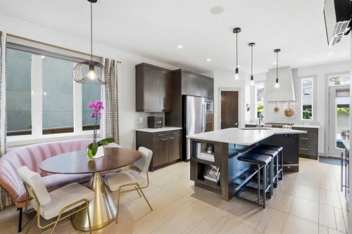 2042 49 Avenue Sw, Calgary, AB - Indoor