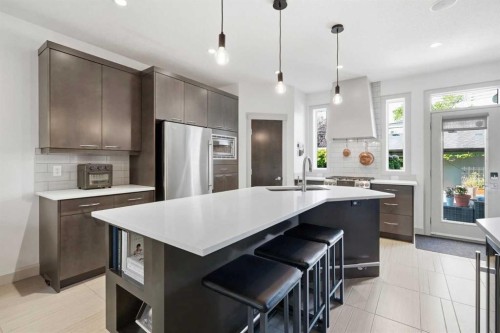 2042 49 Avenue Sw, Calgary, AB - Indoor Photo Showing Kitchen With Upgraded Kitchen