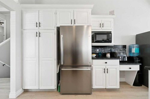 438 Sheep River Point, Okotoks, AB - Indoor Photo Showing Kitchen
