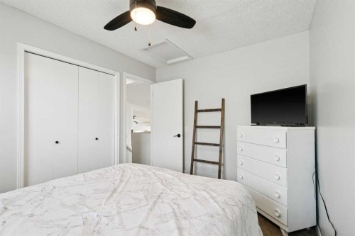 438 Sheep River Point, Okotoks, AB - Indoor Photo Showing Bedroom