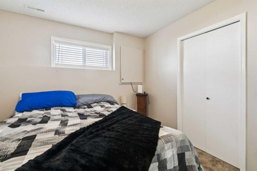 438 Sheep River Point, Okotoks, AB - Indoor Photo Showing Bedroom