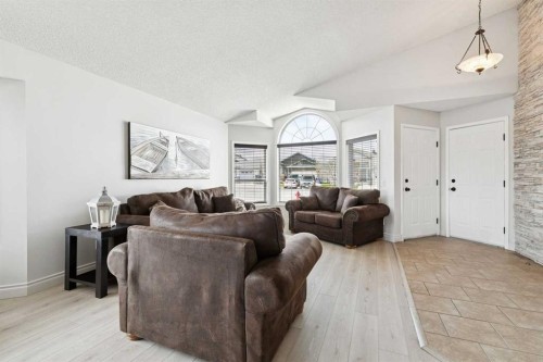 438 Sheep River Point, Okotoks, AB - Indoor Photo Showing Living Room