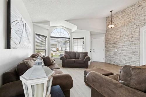438 Sheep River Point, Okotoks, AB - Indoor Photo Showing Living Room