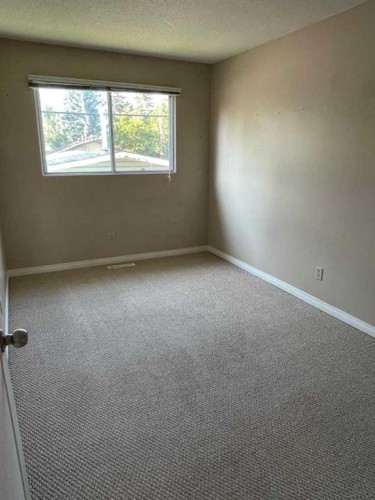 4222 40 Avenue Nw, Calgary, AB - Indoor Photo Showing Other Room