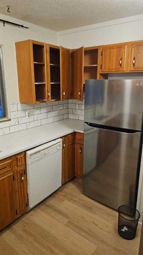 4222 40 Avenue Nw, Calgary, AB - Indoor Photo Showing Kitchen