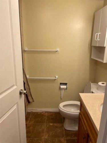4222 40 Avenue Nw, Calgary, AB - Indoor Photo Showing Bathroom