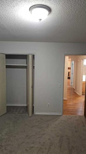 4222 40 Avenue Nw, Calgary, AB - Indoor Photo Showing Other Room