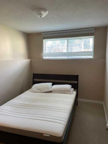 4222 40 Avenue Nw, Calgary, AB - Indoor Photo Showing Bedroom