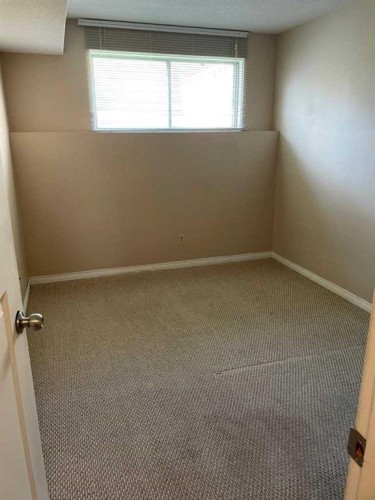 4222 40 Avenue Nw, Calgary, AB - Indoor Photo Showing Other Room