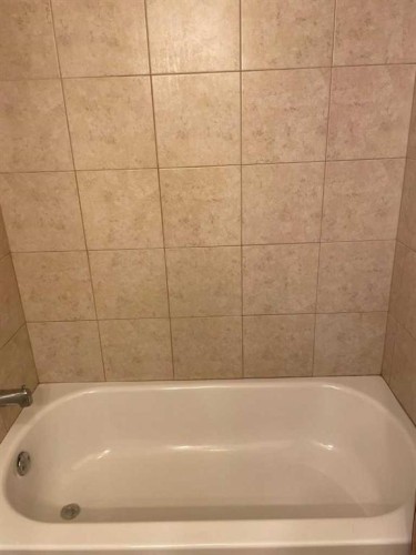 4222 40 Avenue Nw, Calgary, AB - Indoor Photo Showing Bathroom