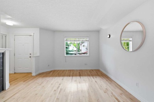 2-435 13 Avenue Ne, Calgary, AB - Indoor Photo Showing Other Room