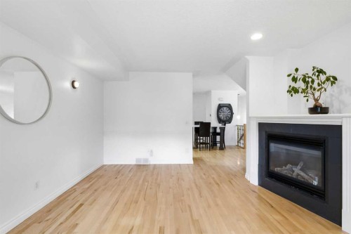 2-435 13 Avenue Ne, Calgary, AB - Indoor Photo Showing Living Room With Fireplace