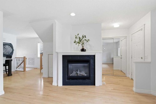 2-435 13 Avenue Ne, Calgary, AB - Indoor Photo Showing Living Room With Fireplace