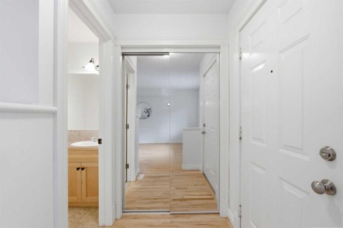 2-435 13 Avenue Ne, Calgary, AB - Indoor Photo Showing Other Room
