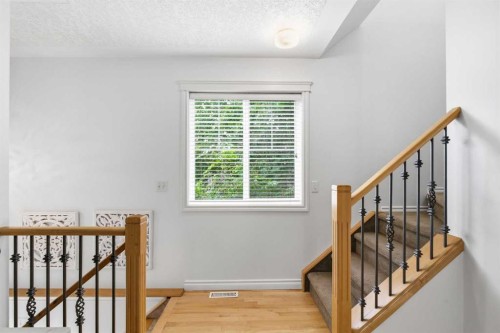 2-435 13 Avenue Ne, Calgary, AB - Indoor Photo Showing Other Room