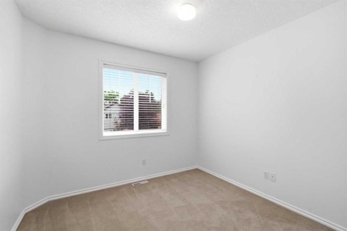 2-435 13 Avenue Ne, Calgary, AB - Indoor Photo Showing Other Room