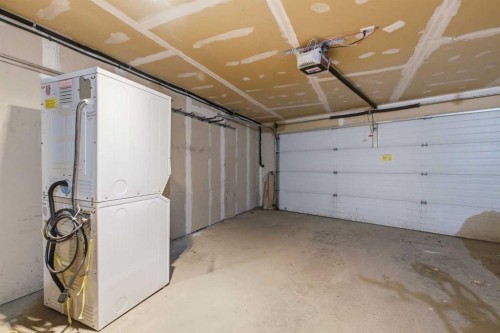2-435 13 Avenue Ne, Calgary, AB - Indoor Photo Showing Garage
