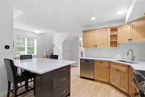 2-435 13 Avenue Ne, Calgary, AB - Indoor Photo Showing Kitchen