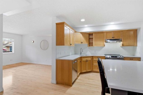 2-435 13 Avenue Ne, Calgary, AB - Indoor Photo Showing Kitchen