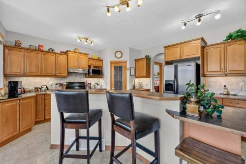 10 Westmount Road, Okotoks, AB - Indoor Photo Showing Kitchen