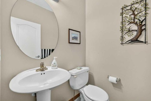 10 Westmount Road, Okotoks, AB - Indoor Photo Showing Bathroom