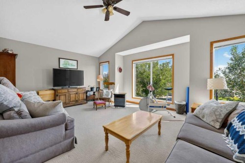 10 Westmount Road, Okotoks, AB - Indoor Photo Showing Living Room