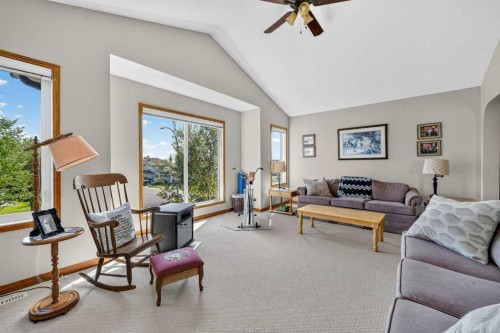 10 Westmount Road, Okotoks, AB - Indoor Photo Showing Living Room