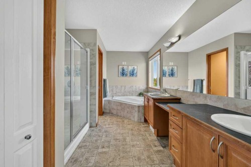 10 Westmount Road, Okotoks, AB - Indoor Photo Showing Bathroom
