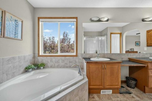 10 Westmount Road, Okotoks, AB - Indoor Photo Showing Bathroom