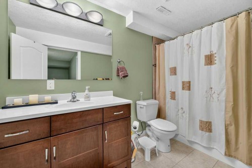 10 Westmount Road, Okotoks, AB - Indoor Photo Showing Bathroom