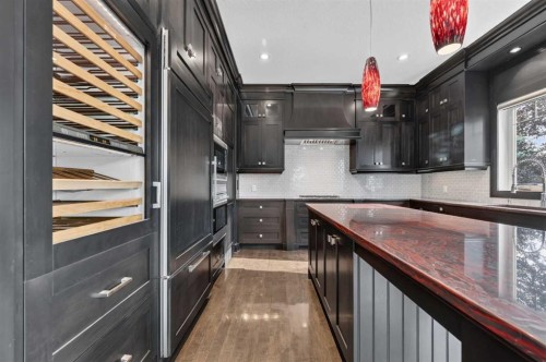 4 Aspen Cliff Close Sw, Calgary, AB - Indoor Photo Showing Kitchen