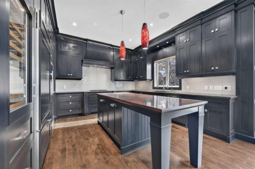4 Aspen Cliff Close Sw, Calgary, AB - Indoor Photo Showing Kitchen With Upgraded Kitchen