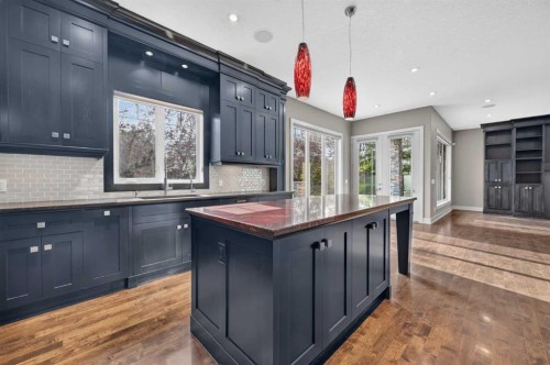 4 Aspen Cliff Close Sw, Calgary, AB - Indoor Photo Showing Kitchen With Upgraded Kitchen