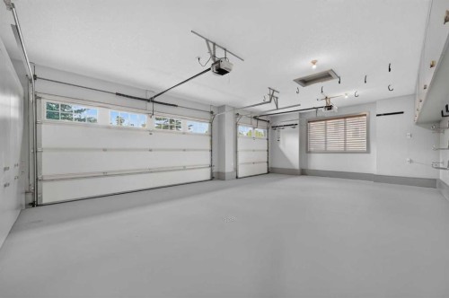 4 Aspen Cliff Close Sw, Calgary, AB - Indoor Photo Showing Garage