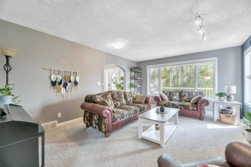 3 Grande Point Estates, Strathmore, AB - Indoor Photo Showing Living Room