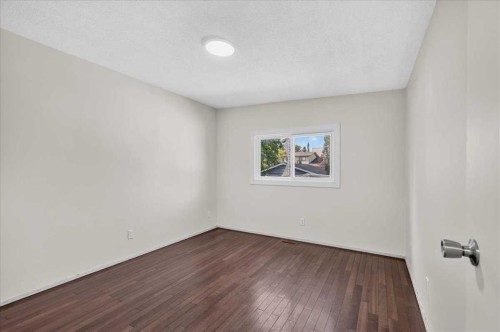 2606 14 Avenue Se, Calgary, AB - Indoor Photo Showing Other Room