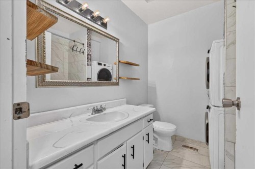 2606 14 Avenue Se, Calgary, AB - Indoor Photo Showing Bathroom