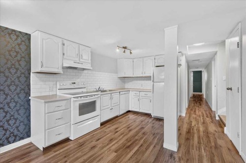 2606 14 Avenue Se, Calgary, AB - Indoor Photo Showing Kitchen