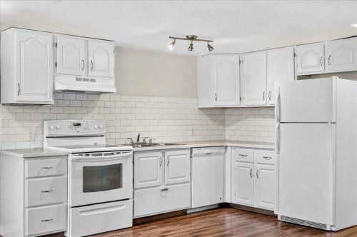 2606 14 Avenue Se, Calgary, AB - Indoor Photo Showing Kitchen