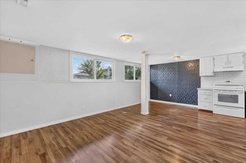 2606 14 Avenue Se, Calgary, AB - Indoor Photo Showing Kitchen