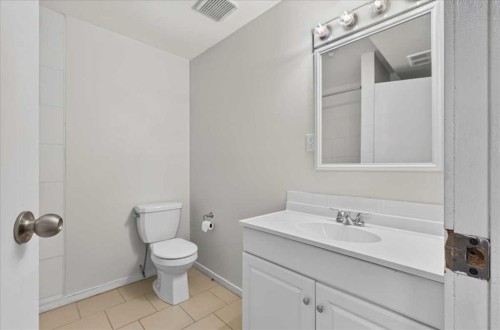 2606 14 Avenue Se, Calgary, AB - Indoor Photo Showing Bathroom