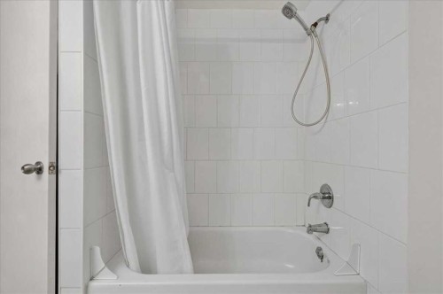 2606 14 Avenue Se, Calgary, AB - Indoor Photo Showing Bathroom