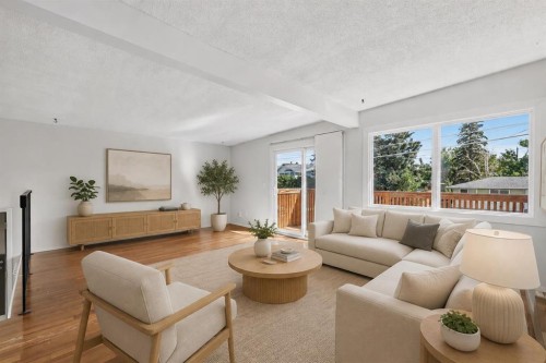 2606 14 Avenue Se, Calgary, AB - Indoor Photo Showing Living Room