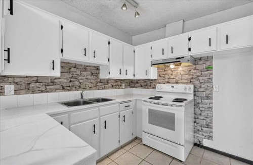 2606 14 Avenue Se, Calgary, AB - Indoor Photo Showing Kitchen With Double Sink