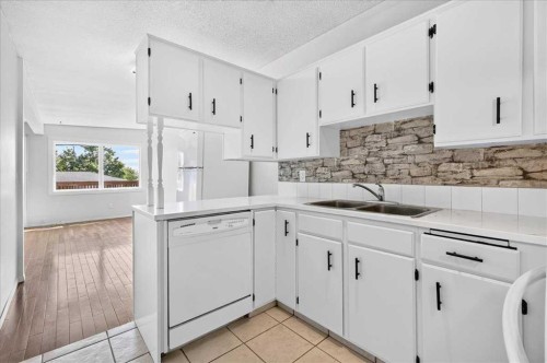 2606 14 Avenue Se, Calgary, AB - Indoor Photo Showing Kitchen With Double Sink