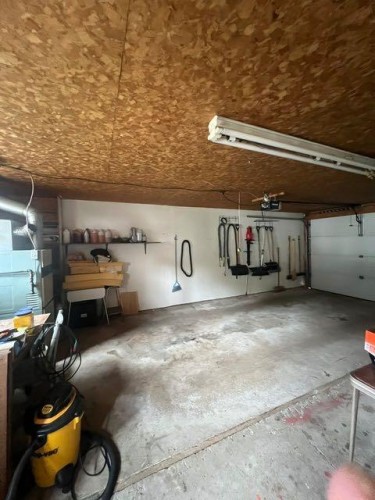 622 6 Avenue, Wainwright, AB - Indoor Photo Showing Garage