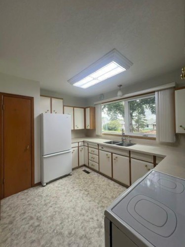 622 6 Avenue, Wainwright, AB - Indoor Photo Showing Kitchen With Double Sink